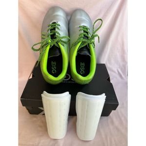 DSG Ocala Kids Soccer Cleats Silver Green w/ shin guards sz.3